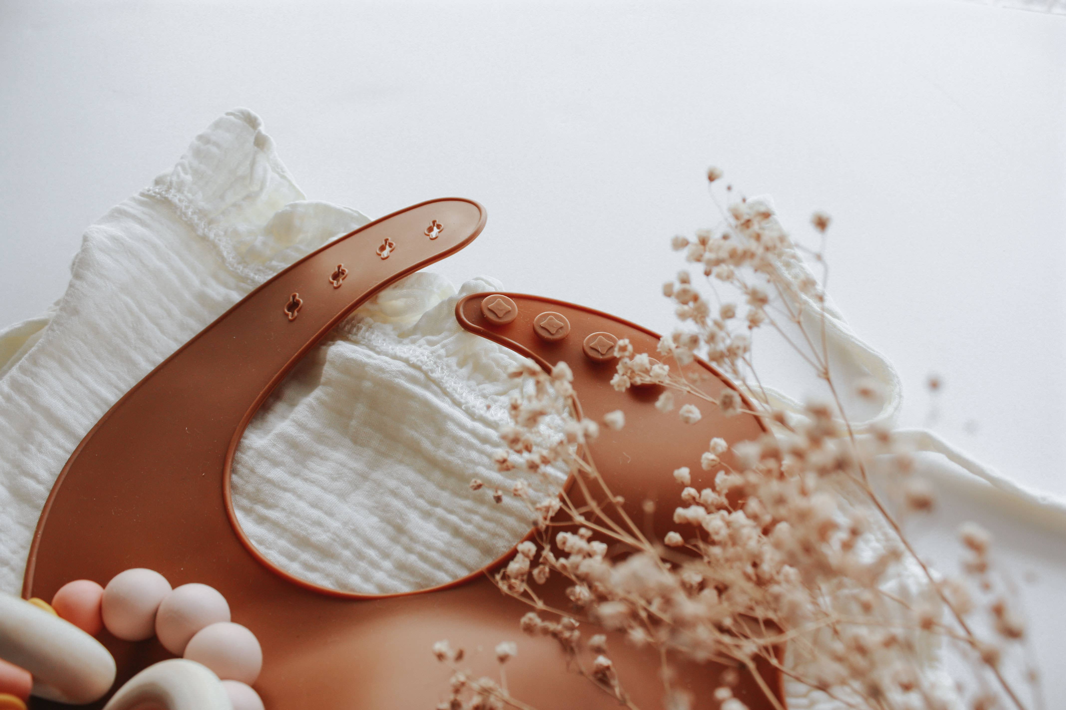 Oalalax Bebe - Silicone Bibs for Babies Toddlers | ecofriendly sustainababl: Latte